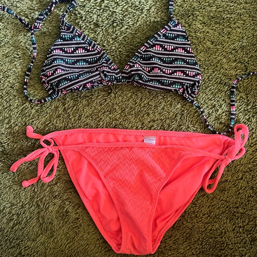 Old navy bikini, worn a few times, in great condition